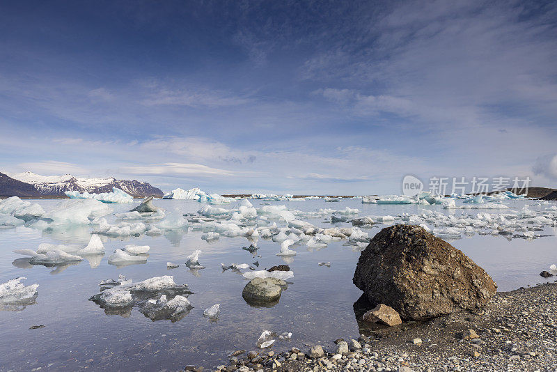 icebergs floating on the glacier lagoon from the Vatnajokull Glacier at Vatnajökull National Park